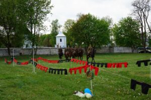 09.05.2015 Ruda Kościelna. Tablica poświęcona Marszałkowi Józefowi Piłsudskiemu. / Teresa Czajkowska / Radio Kielce