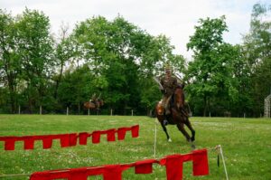 09.05.2015 Ruda Kościelna. Tablica poświęcona Marszałkowi Józefowi Piłsudskiemu. / Teresa Czajkowska / Radio Kielce