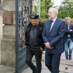 09.05.2015 Suchedniów. Odsłonięcie tablicy poświęconej ks. prałatowi Józefowi Wójcikowi. Leszek Kumański i Juliusz Braun / Kamil Król / Radio Kielce