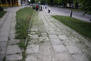 14.05.2015 Zniszczony chodnik przy ulicy Jesionowej w Kielcach / Stanisław Blinstrub / Radio Kielce