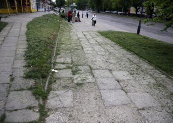 14.05.2015 Zniszczony chodnik przy ulicy  Jesionowej w Kielcach / Stanisław Blinstrub / Radio Kielce
