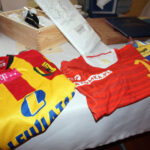 19.6.2015 Jaworznia. Kilkadziesiąt przedmiotów poszło pod młotek, podczas aukcji charytatywnej, z której dochód przeznaczony zostanie na rehabilitację 25-letniego Karola Więckowskiego. / Iwona Murawska / Radio Kielce