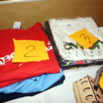 19.6.2015 Jaworznia. Kilkadziesiąt przedmiotów poszło pod młotek, podczas aukcji charytatywnej, z której dochód przeznaczony zostanie na rehabilitację 25-letniego Karola Więckowskiego. / Iwona Murawska / Radio Kielce