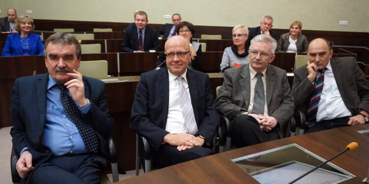 8.12.2014 Kielce. Joanna Winiarska wybrana przewodniczącą Rady Miasta. Od lewej: prezydent Kielce Wojciech Lubawski, wiceprezydenci: Czesław Gruszewski, Tadeusz Sayor, Andrzej Sygut / Kamil Król / Radio Kielce