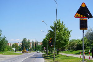 01.06.2015. Zasłonięte znaki drogowe na skrzyżowaniu ulic Klonowej z Orkana / Kamil Król / Radio Kielce