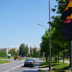 01.06.2015. Zasłonięte znaki drogowe na skrzyżowaniu ulic Klonowej z Orkana / Kamil Król / Radio Kielce