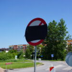 01.06.2015. Zasłonięte znaki drogowe na skrzyżowaniu ulic Klonowej z Orkana / Kamil Król / Radio Kielce