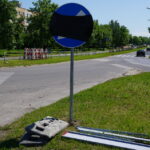 01.06.2015. Zasłonięte znaki drogowe na skrzyżowaniu ulic Klonowej z Orkana / Kamil Król / Radio Kielce