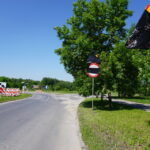 01.06.2015. Zasłonięte znaki drogowe na skrzyżowaniu ulic Klonowej z Orkana / Kamil Król / Radio Kielce