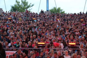 27.06.2015. Sabat Czarownic. Kadzielnia szczelnie wypełniła się publicznością już na długo przed koncertem / Kamil Król / Radio Kielce