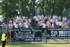 Pierwszy mecz barażowy o awans do II ligi: Radomiak Radom - Wisła Sandomierz. Kibice gości / Kamil Król / Radio Kielce