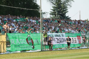 Pierwszy mecz barażowy o awans do II ligi: Radomiak Radom - Wisła Sandomierz. Fani gospodarzy / Kamil Król / Radio Kielce