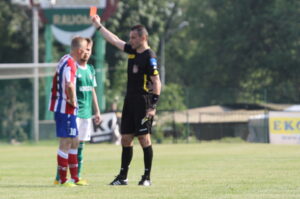 Pierwszy mecz barażowy o awans do II ligi: Radomiak Radom - Wisła Sandomierz. Czerwona kartka dla pomocnika Wisły Bartosza Szepety / Kamil Król / Radio Kielce