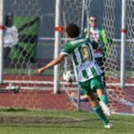 Rewanżowy mecz barażowy o awans do II ligi: Wisła Sandomierz - Radomiak Radom. Leandro strzela drugiego gola dla gości / Kamil Król / Radio Kielce