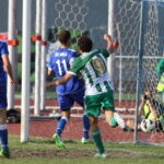 Rewanżowy mecz barażowy o awans do II ligi: Wisła Sandomierz - Radomiak Radom. Leandro strzela drugiego gola dla gości / Kamil Król / Radio Kielce