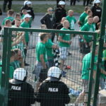 Rewanżowy mecz barażowy o awans do II ligi: Wisła Sandomierz - Radomiak Radom. Kibice gości cały mecz spędzili pod bramą stadionu Wisły / Kamil Król / Radio Kielce