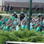 Rewanżowy mecz barażowy o awans do II ligi: Wisła Sandomierz - Radomiak Radom.  Kibice gości cały mecz spędzili pod bramą stadionu Wisły / Kamil Król / Radio Kielce