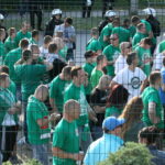 Rewanżowy mecz barażowy o awans do II ligi: Wisła Sandomierz - Radomiak Radom.  Kibice gości cały mecz spędzili pod bramą stadionu Wisły / Kamil Król / Radio Kielce