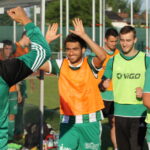 Rewanżowy mecz barażowy o awans do II ligi: Wisła Sandomierz - Radomiak Radom. Ogromna radość piłkarzy Radomiaka po końcowym gwizdku sędziego / Kamil Król / Radio Kielce