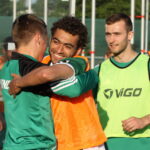 Rewanżowy mecz barażowy o awans do II ligi: Wisła Sandomierz - Radomiak Radom. Ogromna radość piłkarzy Radomiaka po końcowym gwizdku sędziego / Kamil Król / Radio Kielce