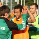 Rewanżowy mecz barażowy o awans do II ligi: Wisła Sandomierz - Radomiak Radom. Ogromna radość piłkarzy Radomiaka po końcowym gwizdku sędziego / Kamil Król / Radio Kielce