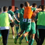 Rewanżowy mecz barażowy o awans do II ligi: Wisła Sandomierz - Radomiak Radom. Ogromna radość piłkarzy Radomiaka po końcowym gwizdku sędziego / Kamil Król / Radio Kielce