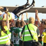 Rewanżowy mecz barażowy o awans do II ligi: Wisła Sandomierz - Radomiak Radom. Ogromna radość piłkarzy Radomiaka po końcowym gwizdku sędziego / Kamil Król / Radio Kielce