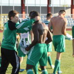 Rewanżowy mecz barażowy o awans do II ligi: Wisła Sandomierz - Radomiak Radom. Ogromna radość piłkarzy Radomiaka po końcowym gwizdku sędziego / Kamil Król / Radio Kielce