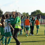 Rewanżowy mecz barażowy o awans do II ligi: Wisła Sandomierz - Radomiak Radom. Ogromna radość piłkarzy Radomiaka po końcowym gwizdku sędziego / Kamil Król / Radio Kielce