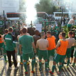 Rewanżowy mecz barażowy o awans do II ligi: Wisła Sandomierz - Radomiak Radom. Piłkarze Radomiaka świętują awans ze swoimi kibicami / Kamil Król / Radio Kielce