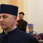 Uroczystość nadania tytułu Doktora Honoris Causa prof. Andrzejowi Markowskiemu przez Senat UJK w Kielcach. Podczas uroczystości wręczono również nominacje doktorskie. Świeżo upieczonym doktorem został komendant wojewódzki świętokrzyskiej policji mł. insp. Rafał Kochańczyk / Kamil Król / Radio Kielce