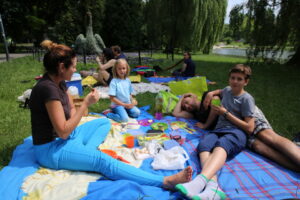 Piknik śniadaniowy w parku miejskim / Kamil Król / Radio Kielce