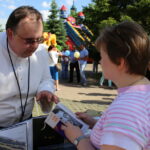 14.06.2015. Festyn na placu Jana Pawła II podczas którego prezentowały się wspólnoty misyjne / Kamil Król / Radio Kielce