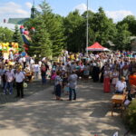 14.06.2015. Festyn na placu Jana Pawła II podczas którego prezentowały się wspólnoty misyjne / Kamil Król / Radio Kielce