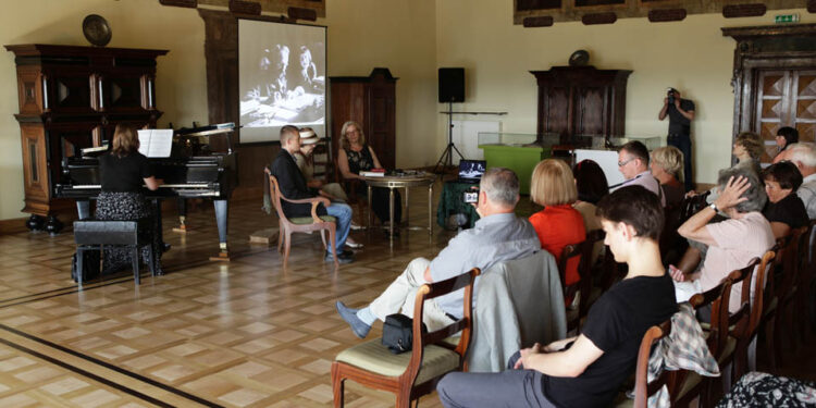 W ramach cyklu "Niedziela w muzeum" o Piłsudskim opowiedzieli Amelia Barbara Sołtysiak i Michał Biłejszys / Wojciech Habdas / Radio Kielce