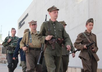 Inscenizacja historyczna ukazująca udaną próbę odbicia więźniów przygotowana przez Stowarzyszenie Rekonstrukcji Historycznych „Jodła”, Światowy Związek Żołnierzy Armii Krajowej i Wzgórze Zamkowe / Krzysztof Żołądek / Radio Kielce