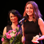 21.6.2015 Kielce. Finał plebiscytu "O Dziką Różę" w Teatrze im. S. Żeromskiego. Magdalena Grąziowska, grająca główną rolę w adaptacji „Dziejów grzechu” Stefana Żeromskiego, otrzymała statuetkę „Dzikiej Róży” dla najlepszej aktorki mijającego sezonu artystycznego. / Wojciech Habdas / Radio Kielce