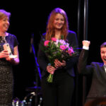 21.6.2015 Kielce. Finał plebiscytu "O Dziką Różę" w Teatrze im. S. Żeromskiego. Za najlepszego aktora, widzowie uznali Dawida Żłobińskiego, który wcielił się między innymi w tytułową rolę w przedstawieniu „Hemar, poeta przeklęty”, Piotra Szczerskiego. / Wojciech Habdas / Radio Kielce