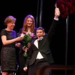 21.6.2015 Kielce. Finał plebiscytu "O Dziką Różę" w Teatrze im. S. Żeromskiego. Za najlepszego aktora, widzowie uznali Dawida Żłobińskiego, który wcielił się między innymi w tytułową rolę w przedstawieniu „Hemar, poeta przeklęty”, Piotra Szczerskiego. / Wojciech Habdas / Radio Kielce