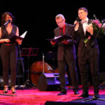 21.6.2015 Kielce. Finał plebiscytu "O Dziką Różę" w Teatrze im. S. Żeromskiego. Za najlepszego aktora, widzowie uznali Dawida Żłobińskiego, który wcielił się między innymi w tytułową rolę w przedstawieniu „Hemar, poeta przeklęty”, Piotra Szczerskiego. / Wojciech Habdas / Radio Kielce