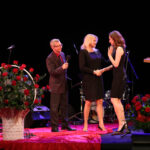 21.6.2015 Kielce. Finał plebiscytu "O Dziką Różę" w Teatrze im. S. Żeromskiego. Nagroda Radia Kielce trafiła w ręce Magdaleny Grąziowskiej. / Wojciech Habdas / Radio Kielce