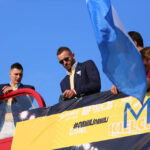 2.6.2015 Kielce. Feta Vive Tauron Kielce po Final4. Na Rynek zawodnicy przejechali zabytkowym piętrowym autobusem. / Wojciech Habdas / Radio Kielce