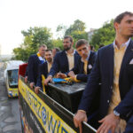 2.6.2015 Kielce. Feta Vive Tauron Kielce po Final4. Na Rynek zawodnicy przejechali zabytkowym piętrowym autobusem. / Wojciech Habdas / Radio Kielce
