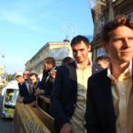 2.6.2015 Kielce. Feta Vive Tauron Kielce po Final4. Na Rynek zawodnicy przejechali zabytkowym piętrowym autobusem. / Wojciech Habdas / Radio Kielce