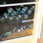 2.6.2015 Kielce. Feta Vive Tauron Kielce po Final4. Na Rynek zawodnicy przejechali zabytkowym piętrowym autobusem. Być może specjalnie z okazji dzisiejszego święta przystrojona witryna sklepu przy deptaku. / Wojciech Habdas / Radio Kielce