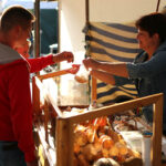 24.6.2015 Kielce. Na deptak dotarliśmy późno, ale mimo tej pory nadal było wielu sprzedających i kupujących. Jarmark trwa. / Wojciech Habdas / Radio Kielce