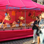 24.6.2015 Kielce. Na deptak dotarliśmy późno, ale mimo tej pory nadal było wielu sprzedających i kupujących. Jarmark trwa. / Wojciech Habdas / Radio Kielce