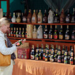 24.6.2015 Kielce. Na deptak dotarliśmy późno, ale mimo tej pory nadal było wielu sprzedających i kupujących. Jarmark trwa. / Wojciech Habdas / Radio Kielce