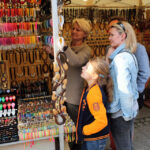 24.6.2015 Kielce. Na deptak dotarliśmy późno, ale mimo tej pory nadal było wielu sprzedających i kupujących. Jarmark trwa. / Wojciech Habdas / Radio Kielce