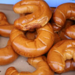 24.6.2015 Kielce. Na deptak dotarliśmy późno, ale mimo tej pory nadal było wielu sprzedających i kupujących. Jarmark trwa. / Wojciech Habdas / Radio Kielce